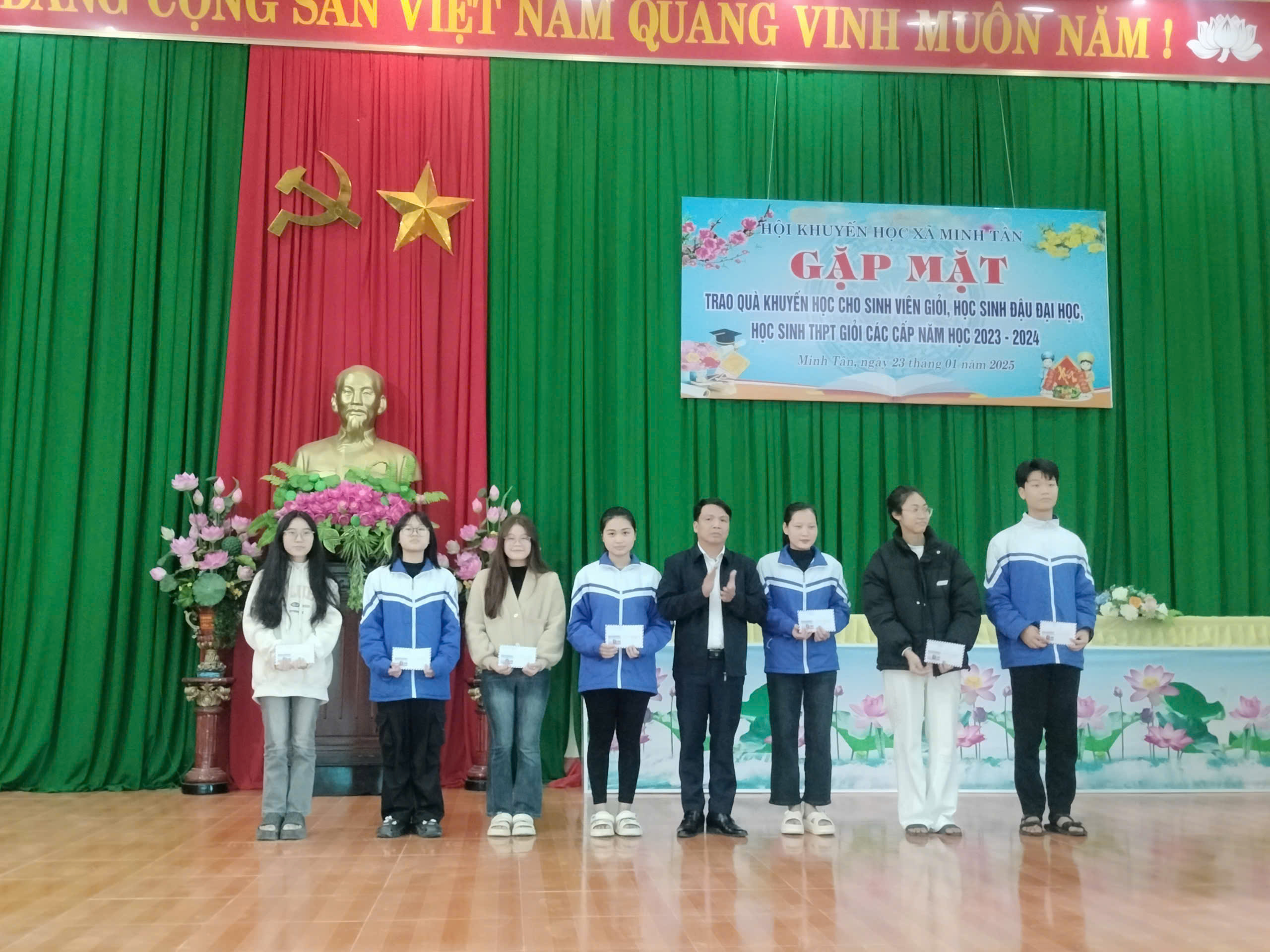 Anh-tin-bai